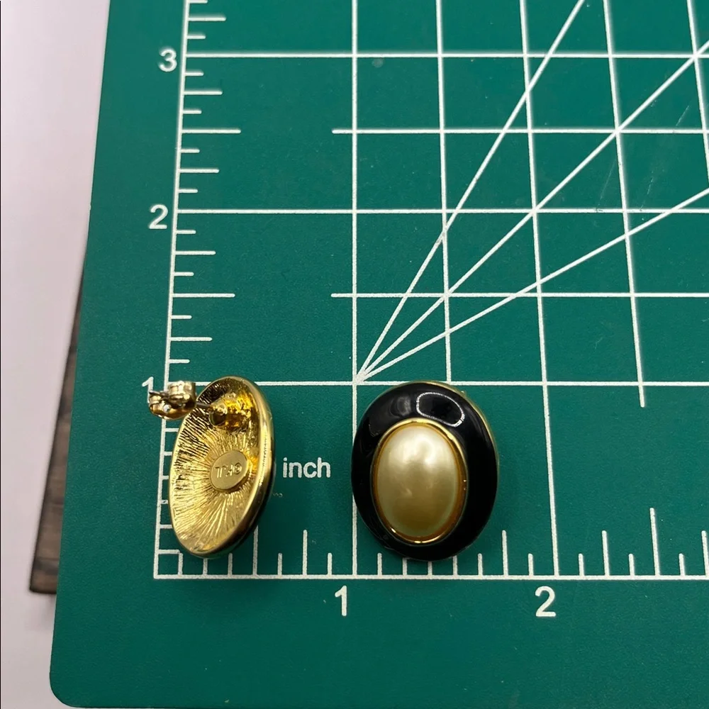 Kenneth Jay Lane Black Resin Earrings with Gold Pearl Centers - Picture 14 of 14
